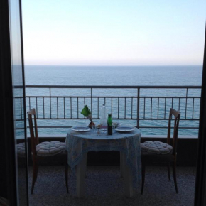 Pietra Ligure attico sul mare con balcone sulla spiaggia e grande terrazza di 25 mq Pietra Ligure